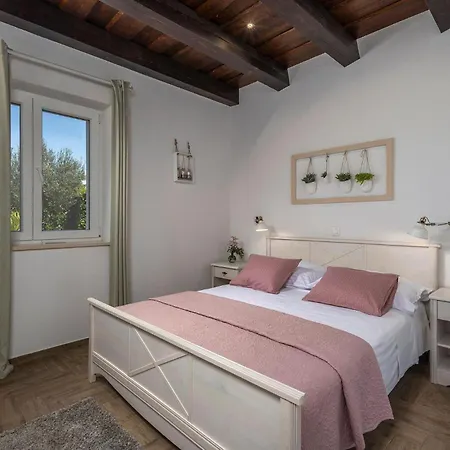 Holiday home Stina Sukosan